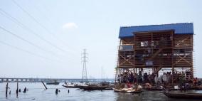 مدرسة على براميل بلاستيك بمدينة "البندقية الإفريقية"