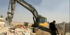 قوات الاحتلال تهدم منزلا وبركسا في أريحا وتداهم أخرى في قرية فصايل