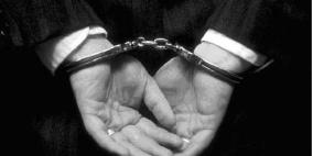 الشرطة تقبض على شخص لحوزته مواد يشتبه أنها مخدره في رام الله