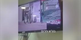 فيديو مُذل.. جنود اغلقوا البوابة على عامل واستمتعوا بمتابعة المشهد