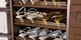 المرأة ترتدي ربع الأحذية التي تمتلكها