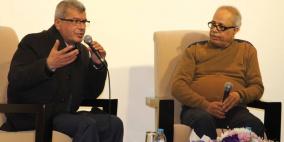 الكاتب  اسامه العيسه  يوقع روايته "قبلة بيت لحم الأخيرة".