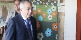 معالي الدكتور سلام فياض رئيس الوزراء يزور عائلة أم رامي في بيتها الصفيح في طولكرم بمرافقة محافظ طولكرم، وإذاعة راية أف أم وشبكة راية الإع