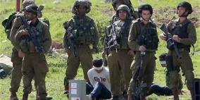 جيش الاحتلال يعتقل شابين حاولا التسلل عبر الشريط الحدودي لغزة