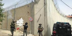 ناشطون من المقاومة الشعبية يهدمون مقطعا من الجدار في بير نبالا