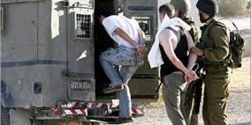 اصابات واعتقالات خلال اقتحام منازل المواطنين بالخليل