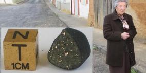 تسعينية تحتفظ بحجر نيزكي وقع عليها منذ 82 عاماً