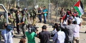 متظاهرون فلسطينيون يغلقون الشارع 443 الالتفافي احتجاجا على عربدة المستوطنين، وجنود الاحتلال يعتدون عليهم