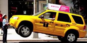 بالفيديو: شرطيّة ترفع سيّارة تاكسي بيديها!