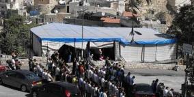 المئات يؤدون صلاة الجمعة في خيمة الاعتصام في حي البستان