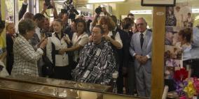 بان كي مون يقص شعره في كوبا.. والنساء يتفرجن