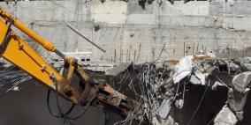 الاحتلال يهدم جدران منزل ويجرف أراضي في تل الرميدة بالخليل