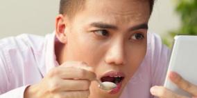 مستخدم الهاتف الذكي يتفقده 253 مرة يومياً