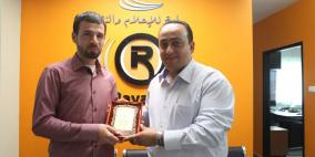 "رايــة" تكرم مذيعها مجدي القاسم بفوزه بأفضل برنامج رياضي