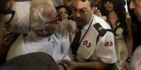 عجوز يعتدي على هيفاء وهبي بعكازه