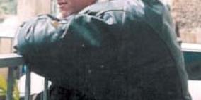 حشرة عمياء يقودها طفل