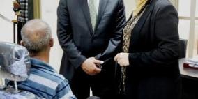 البنك التجاري الأردني يسلم كرسياً كهربائياً لمواطن من ذوي الإحتياجات الخاصة