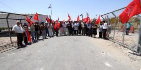 اعتصام امام سجن عوفر بتنظيم من القوى و الفعاليات الفلسطينية قبل قليل