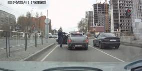 بالفيديو .. أعاق حركته فلحق به و ...