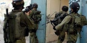 قوات الاحتلال تعتقل شابا من يعبد وتداهم الدفيئات الزراعية في جنين