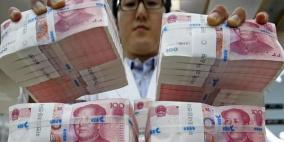 الصين تتخلى عن القيود الصارمة وترفع سعر اليوان