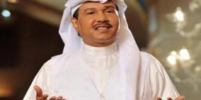 فيديو: موقف طريف لمحمد عبده أثناء وقوف مذيعة أطول منه على المسرح