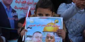 الخليل: وقفة تضامنية مع الصحفي محمد القيق المضرب عن الطعام منذ 48 يوما