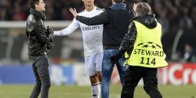 بالصور : الفتيات يبكين أمام كريستيانو رونالدو والشباب يحاولون الاعتداء عليه