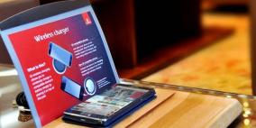 طيران الإمارات تزود صالات مطار دبي بمنصات شحن لاسلكي