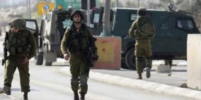 الخليل: الاحتلال يعتقل مواطنا وتسلم 3 آخرين بلاغات