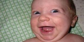 طفل يلهو بهاتف فتعتقل الشرطة والديه لحيازتهما المخدرات