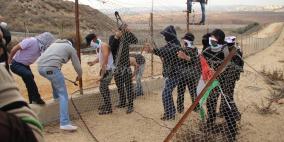 متظاهرون يدمورن سياجا اسرائيليا قرب مستوطنة رفات