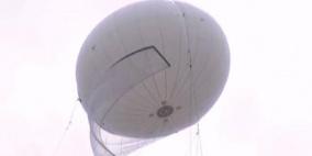 بالون إسرائيلي في سماء رام الله يراقب تحركاتكم