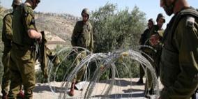 الاحتلال ينصب حاجزاً عسكريا بين يطا والخليل