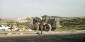 قوات الاحتلال تغلق طريقا زراعيا في الخضر