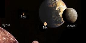 أقمار بلوتو تخوض معركة ضد الجاذبية