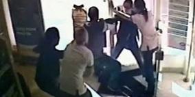 بالفيديو: 4 موظفات يحتجزن لصاً حتى وصول الشرطة