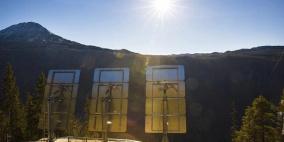 مرايا عملاقة تضيء قرية مظلمة لا ترى الشمس 7 أشهر بالسنة