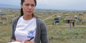 "أنجلينا جولي" توزّع مساعدات على لاجئي سوريا