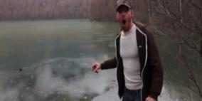 بالفيديو.. تدحرج حجر على سطح ماء متجمد يعطي صوت البلبل