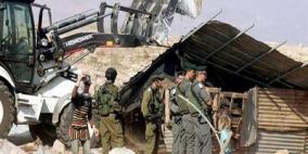 الاحتلال يهدم جزءا من منشأة تجارية في الخليل