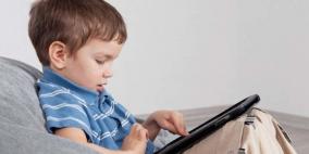 الكمبيوتر اللوحي يسبب تشوهات في ظهر ورقبة الأطفال