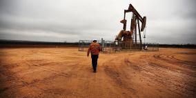 أسعار النفط تهبط عن مستوى خمسين دولارا للبرميل