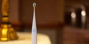 فرشاة أسنان ذكية تشجع المستخدم على الاهتمام بنظافة الفم