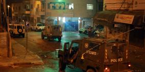 الصور الأولية لاقتحام جنود الاحتلال وسط مدينة رام الله فجر الاحد