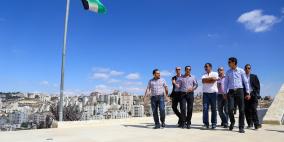 الشاعر المصري هشام الجخ يلتقي بالسفير المصري في رام الله ويزور ضريح محمود درويش