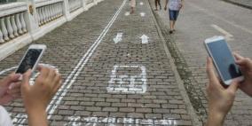 مدينة صينية تخصص "أرصفة" لاستخدام الهواتف أثناء السير