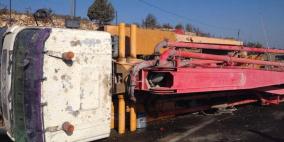 صور: اصابة مواطن بجروح اثر انقلاب شاحنة شمال الخليل