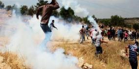 حالات اختناق إثر مداهمة الاحتلال لمقبرة في بيت أمر