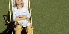 اطفائيون بريطانيون ينقذون إمرأة من كرسي